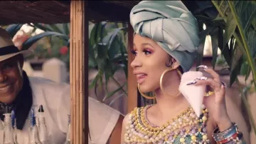 Or les grandes hoop boucles d'oreilles portées par le Cardi B dans son clip "j'Aime" mettant en vedette J Balvin et Bad Bunny