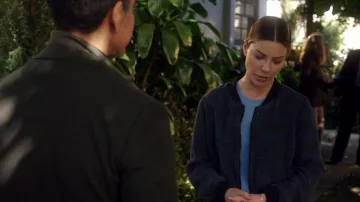 Bombardero de camuflaje azul de Chloe Decker (Lauren German) en Lucifer S03E25