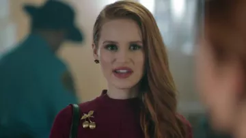 La broche dorée vintage en forme de cerises de Che­ryl Blos­som (Madeleine Petsch) dans Riverdale S01E07