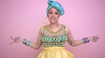 Le top en perles Marc Jacobs porté par Cardi B dans le clip "I Like It" en featuring avec J Balvin et Bd Bunny