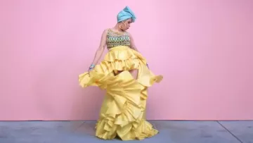 La jupe à froufrous jaune portée par Cardi B dans le clip "I Like It" en featuring avec J Balvin et Bad Bunny