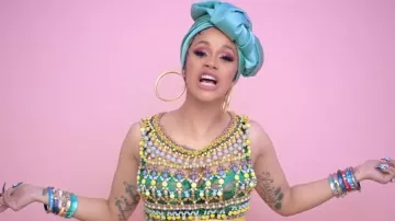 Les créoles dorées portées par Cardi B dans le clip "I Like It" en featuring avec J Balvin et Bad Bunny