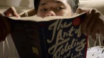 The book "The Art Of Fielding" from Chad Harbach read by Zach Dempsey (Ross Butler) as seen in 13 Reasons Why