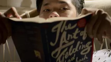 The book "The Art Of Fielding" from Chad Harbach read by Zach Dempsey (Ross Butler) as seen in 13 Reasons Why