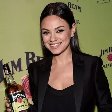La botella de Jim Beam Apple Whisky en poder de Mila Kunis en su cuenta de Instagram