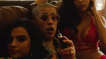 Les lunettes de soleil Gucci L’Aveugle Par Amour de Bad Bunny dans le video clip Chambea