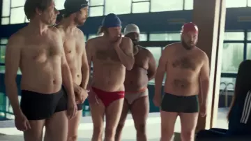 Le slip de bain rouge Arena de Thierry (Philippe Katerine) dans Le grand bain