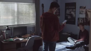Le poster de Joy Division aperçu dans la chambre d'Alex Standall (Miles Heizer) dans 13 Reasons Why S02E12