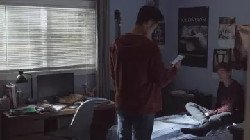 Le poster de Joy Division aperçu dans la chambre d'Alex Standall (Miles Heizer) dans 13 Reasons Why S02E12