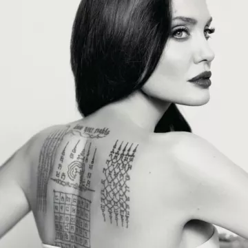 La réplique en tatouage temporaire en écriture Bouddhiste de celui d'Angelina Jolie