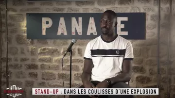 Le t-shirt Sergio Tacchini porté par John Sulo dans le reportage sur le Stand Up de Clique Dimanche du 20 mai 2018