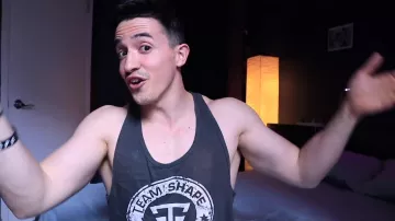 La camiseta sin mangas "Team Shape" de Tibo in Shape en el video "Nuestro viaje romántico a Canadá"