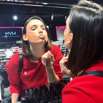 Sweatshirt red Le Coq Sportif worn by Nathalie Odzierejko aka Natoo on Instagram