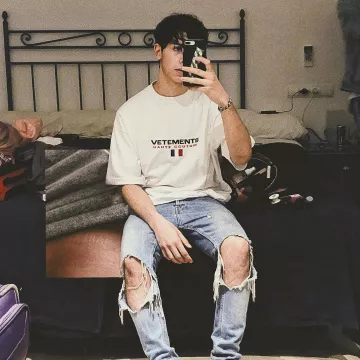 Le t-shirt blanc Vetements 'Haute Couture" porté par Sulivan Gwed sur Instagram