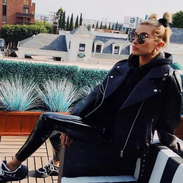 Les lunettes de soleil Bolon de Hailey Baldwin sur son compte instagram