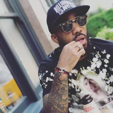 The Ray-Ban sunglasses Clubmaster Doublebridge worn by Alexandre Lacazette on his account Instagram