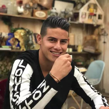 Louis Vuitton Graphic Hand logo longsleeve tee worn by James Rodriguez on his Instagram Account