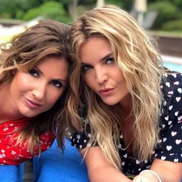 La robe à imprimé cœurs de Justine Fraioli sur le tournage du grand bêtisier