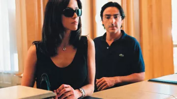 El polo azul marino Lacoste de François Taillandier / Anthony Zimmer (Yvan Attal) en Anthony Zimmer