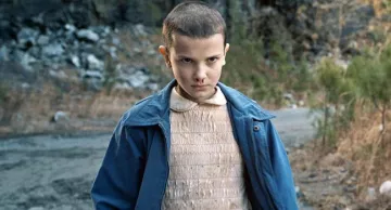 The pink dress of Eleven (Millie Bobby Borwn) in Stranger Things S01E06