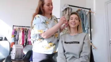 Le sweat gris inscription "Space Babe" de Zoella (Zoe Sugg) dans "FUN SHOOT BTS, CAROUSEL RIDING & BEST DELIVERY"
