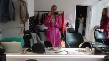 Le trench en vinyle rose transparent de Zoella (Zoe Sugg) sur Youtube