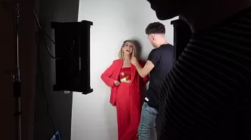 La veste blazer rouge Slouch Suit de Zoella (Zoe Sugg) sur Youtube