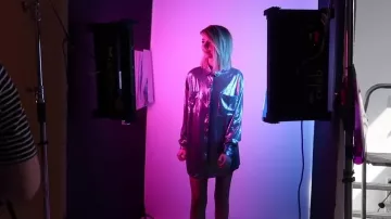 La chemise longue fluide argentée de Zoella (Zoe Sugg) sur Youtube