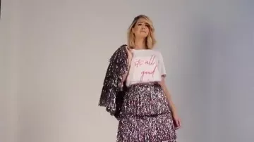 Le t-shirt blanc inscription rose "It's All Good" de Zoella (Zoe Sugg) sur Youtube