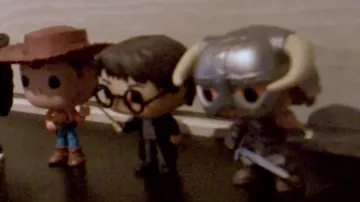 La figurine Funko Pop! Skyrim dans la vidéo YouTube Chansons françaises : le moment où ça a merdé (critique) de LinksTheSun