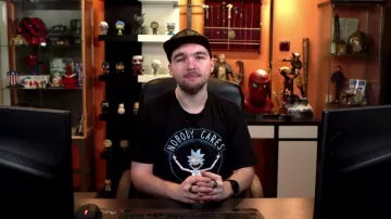 Le masque de catch Kane dans la vidéo YouTube Chansons françaises : le moment où ça a merdé (critique) de LinksTheSun