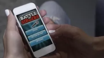 El teléfono inteligente apple iPhone 5c blanco en el juego sobre el video de revisión - Vitaa feat. Gims Maestros de LinksTheSun