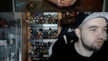 La figura Funko Pop BB-8 de la película "Star Wars VII: The Force Awakens" en el video de YouTube 50/50 en Polisse - Comentario (2018) de LinksTheSun