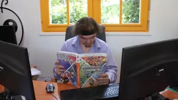 El libro Pokedex versión en blanco y negro 2 en el YouTube Video Bella - Master Gims (reseña) de LinksTheSun