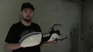 La réplique Atlas Portal Gun Bleu Edition Limitée dans la vidéo YouTube Chansons françaises : le moment où ça a merdé (critique) de LinksTheSun