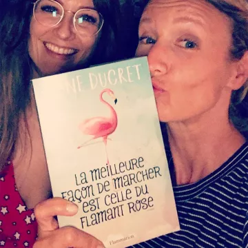 Le livre "La meilleure façon de marcher est celle du flamant rose" que présente Alexandra Lamy sur son compte instagram officiel