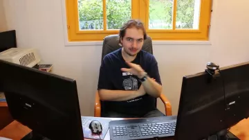 Keyboard Gaming Razer Deathstalker of LinksTheSun in the video critical of Formidable Stromae