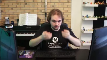 Le t-shirt noir - de 16 ans de LinksTheSun dans sa vidéo Dernière danse - Indila