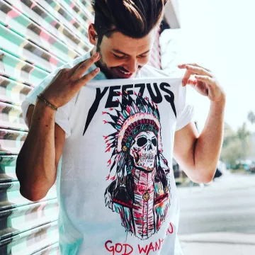 The t-shirt YEEZUS "God wants you" that door Kev adams on his account instagram