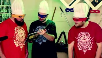 La camiseta "Mutant and Proud" de las Tortugas Ninja en el video de YouTube ¡Cocinando una pizza de Tortuga Ninja! por LinksTheSun