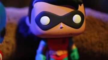 La figurine Funko Pop de Robin dans la vidéo YouTube Les Vengeurs du Salon ! de LinksTheSun