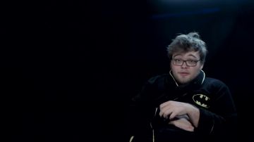 La bata de baño negra de Batman en el video de YouTube Entrevista de los personajes: su viaje (2017) de LinksTheSun