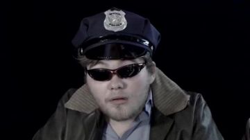 La gorra de la Policía Azul Americana en el video de YouTube Entrevista de los personajes - su viaje (2017) de LinksTheSun