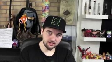 Cap, Green Lantern of LinksTheSun in his YouTube video Is that you love me - Maître Gims (critique)