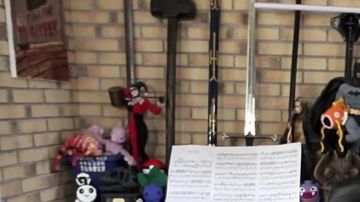 The replica of the sword of Link of Zelda of LinksTheSun in his YouTube video Is that you love me - Maître Gims (critique)