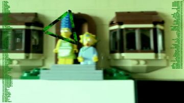 El personaje de Lego Marge Simpson en el video de YouTube Point Culture: Fan Theories in Movie Part 1 of LinksTheSun