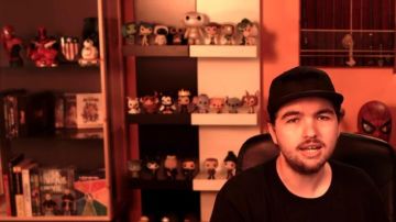 La figura de Funko Pop Rex en el video de YouTube Las nuevas aventuras de Aladdin - 50/50 de LinksTheSun