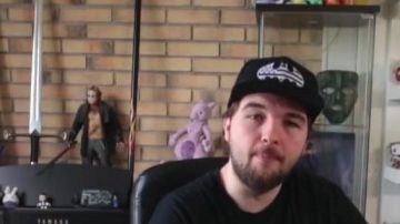 la peluche Mewtwo dans la vidéo YouTube Tron l'Héritage - 50/50 (critique) de LinksTheSun