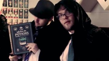 Le livre des potions par Gastronogeek dans la vidéo YouTube On cuisine de la Bièraubeurre de Harry Potter ! de LinksTheSun