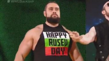 Le t-shirt Happy Rusev Day dans la ligue WWE